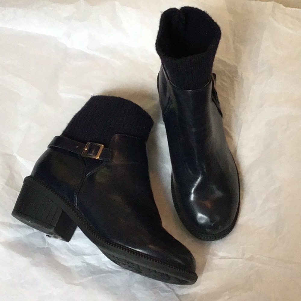 Size 4, dark navy, boots. Really good condition. Barely worn.